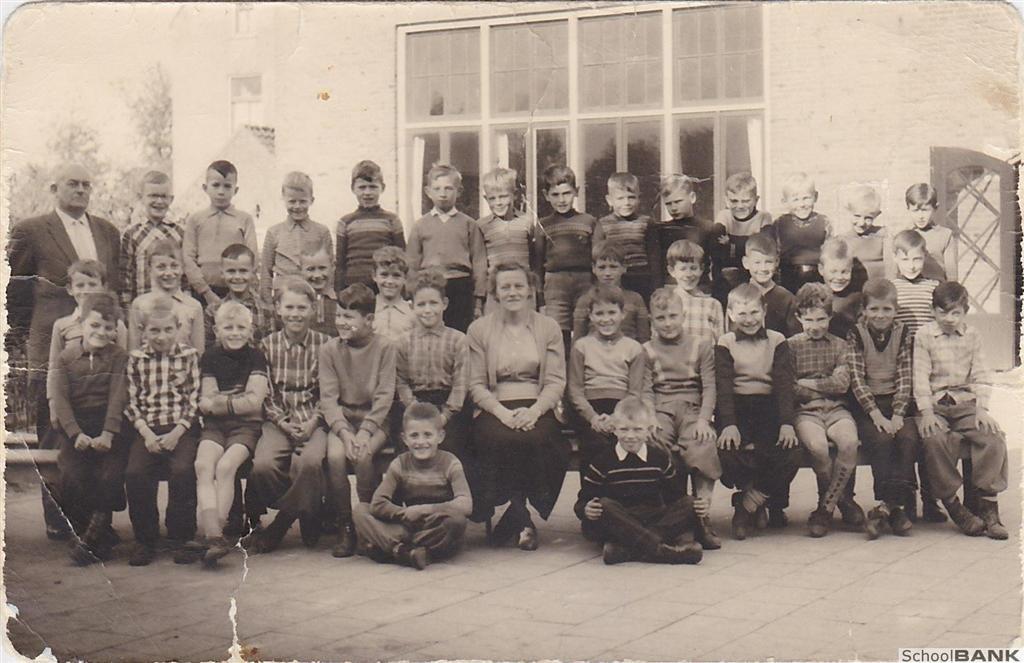 'd Esdoorn (voorheen R.K. Jongensschool genaamd) foto