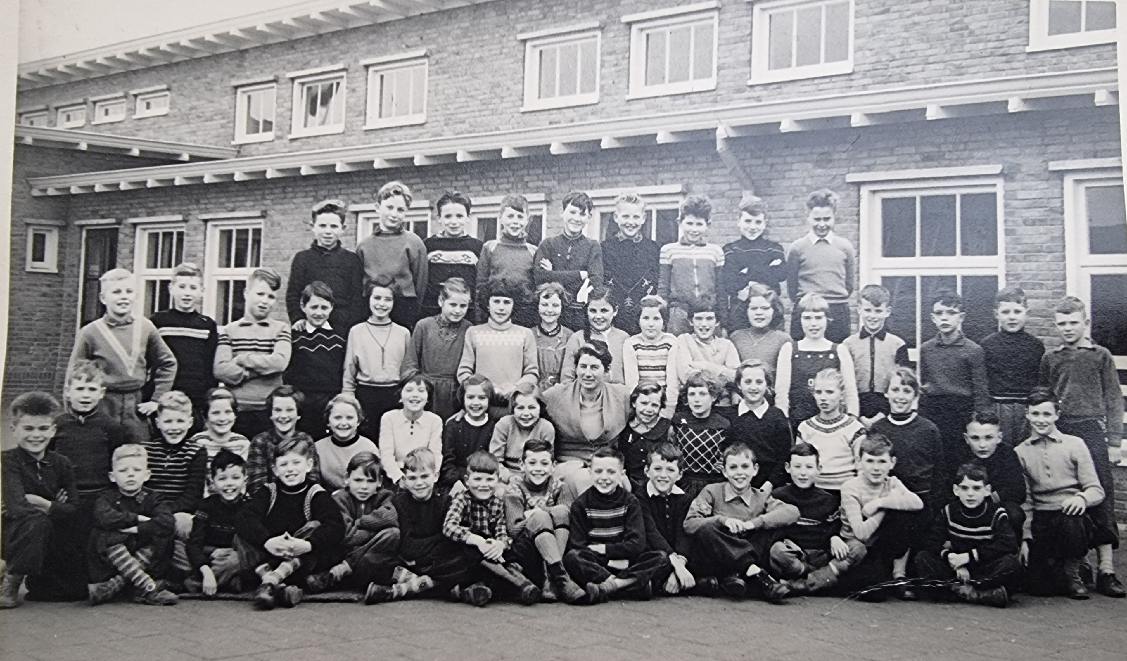 De Admiraalschool (voorheen Hervormde Lagere School 't Zand) foto