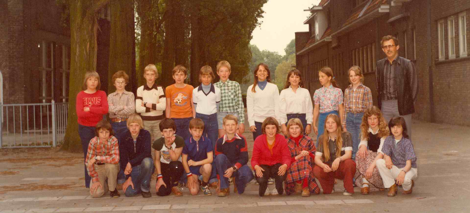 Chr.Lagere school met de BIJBEL foto