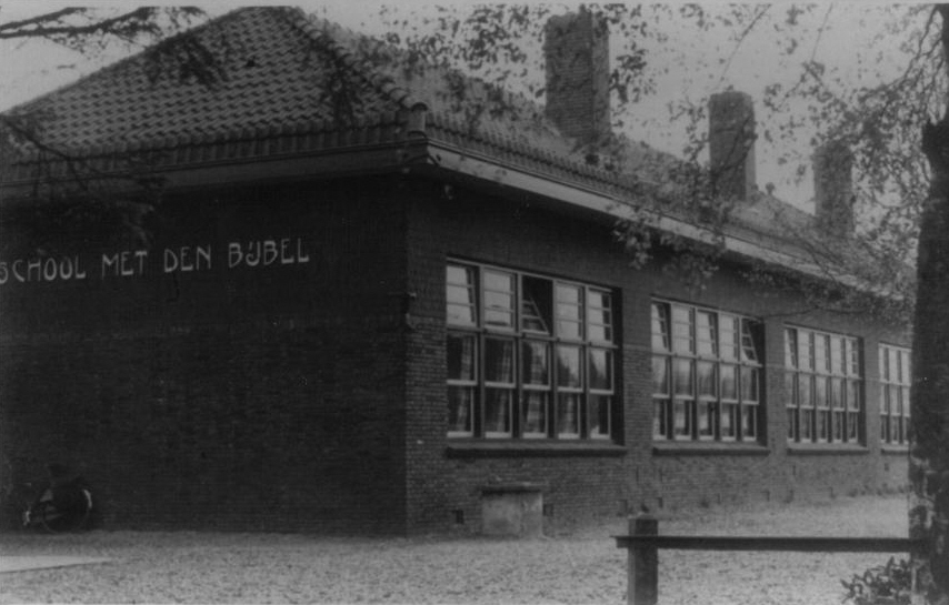 school met de bijbel/tramwijk foto