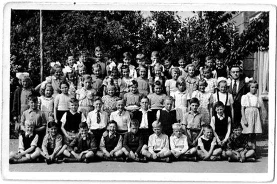 Lagere Christelijke School met de Bijbel foto