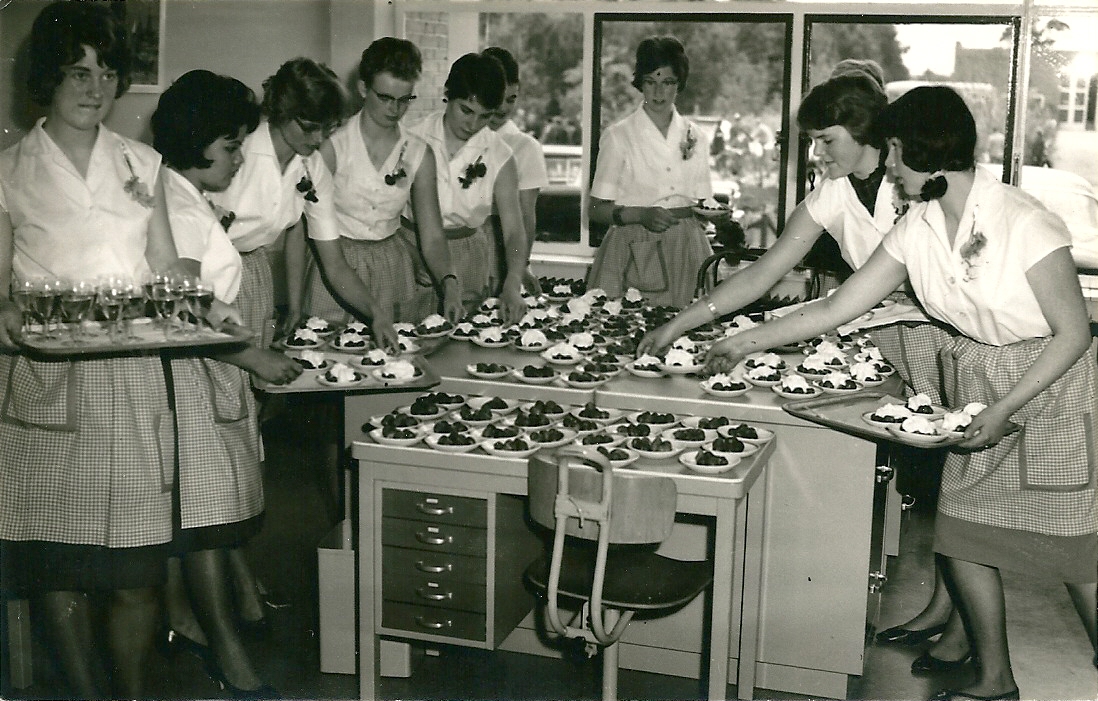 R.K. Nijverheidsschool voor meisjes foto