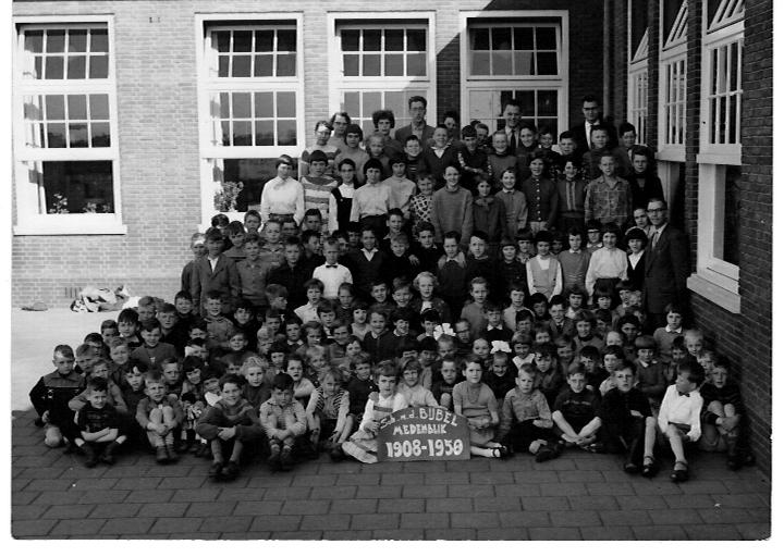 school met de bijbel foto