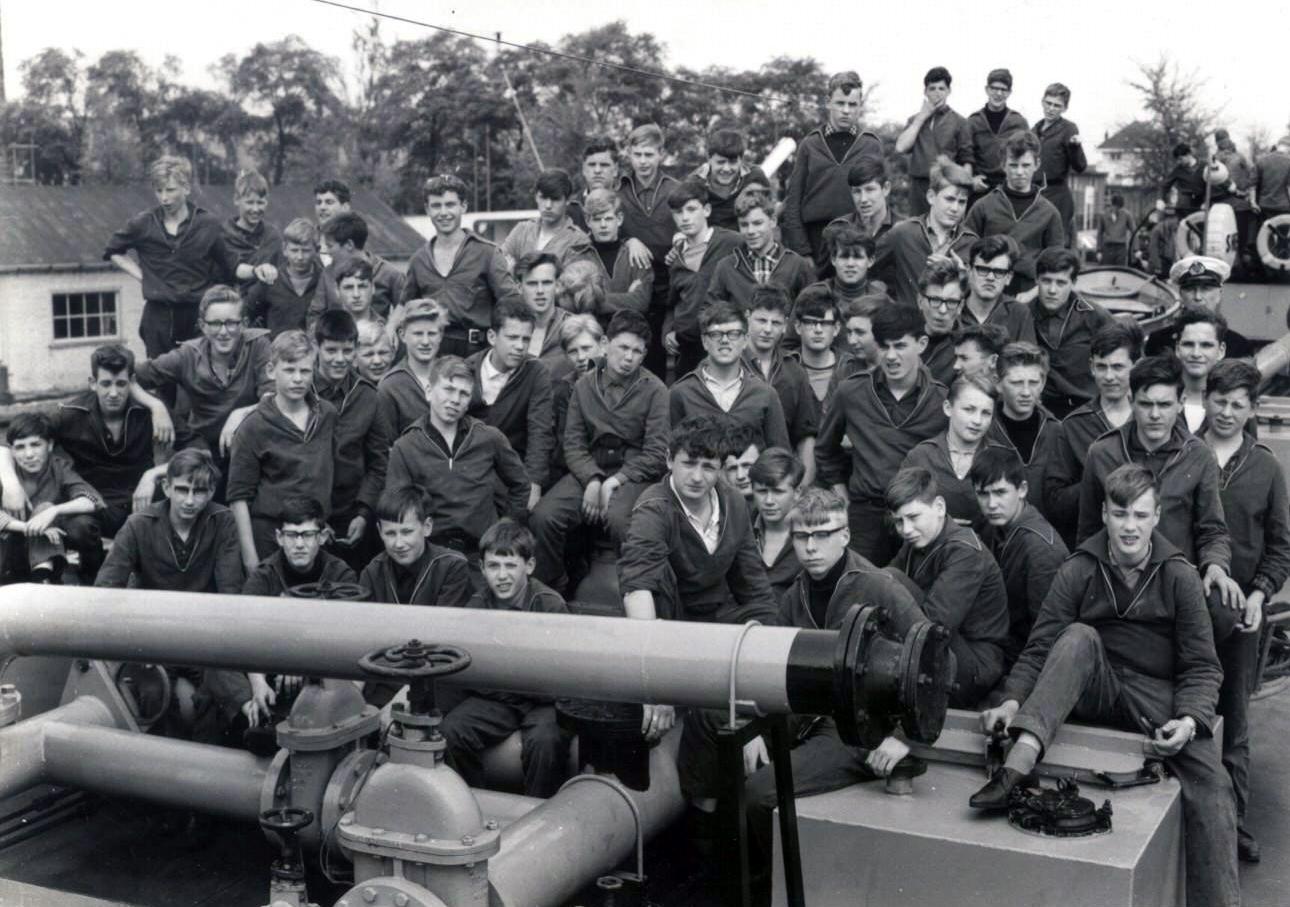 Opleidingschip Koningin Wilhelmina voor de Kust-, Rijn- en Binnenvaart foto