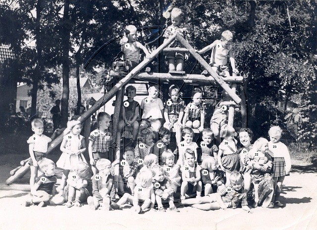 Kleuterschool, in gebouw voor Chr. Belangen Slingerbos t.o. Karenbeld (inmiddels afgebroken) foto